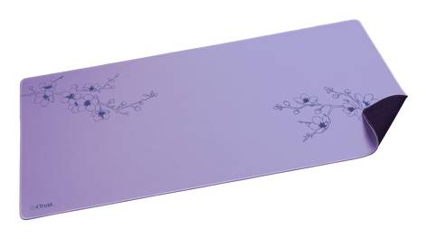 Lavendelfarbene rechteckige Schreibtischunterlage mit zartem floralem Linienmuster in zwei Ecken und aufgerolltem rechtem Rand.