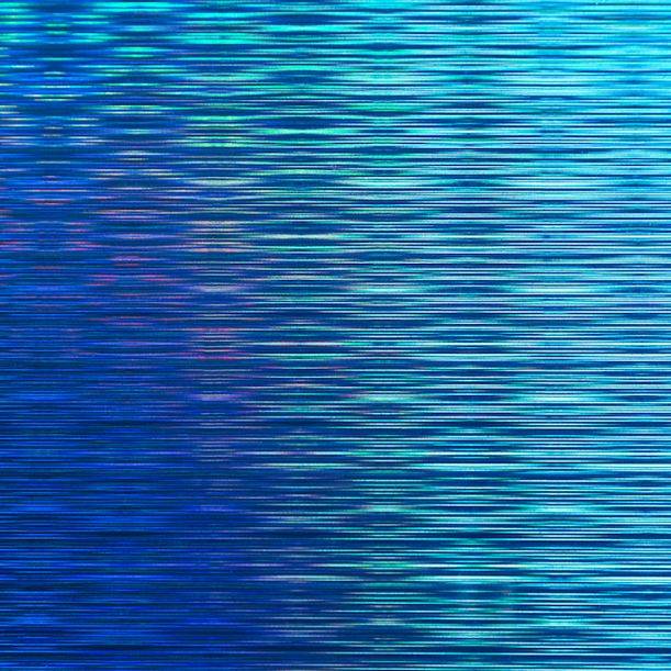 Abstrakte blau- und türkisfarbene horizontale Streifen, die eine welliges, wasserähnliche Textur erzeugen, ohne deutliche Objekte oder Text.