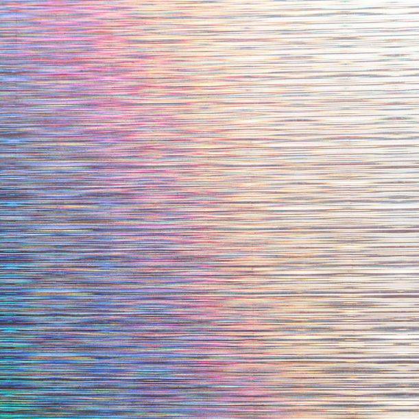 Abstrakte Pastelltextur mit horizontalen Streifen in Rosa, Blau und Creme, die einer gebürsteten oder gescannten Stoff ähnelt.