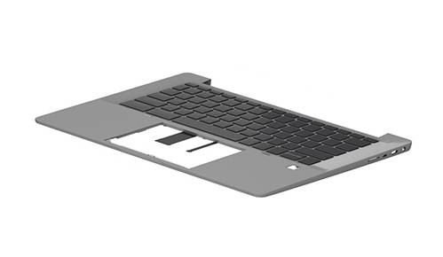 Geschlossener silberner Laptop in Schrägansicht mit schwarzer Tastatur und Touchpad auf weißem Hintergrund.