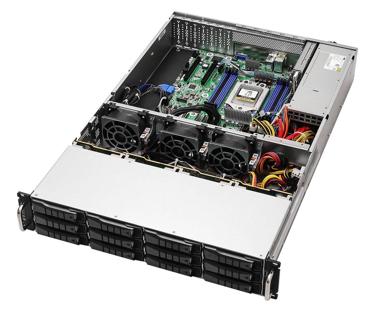 Offenes Server-Gehäuse mit sichtbarem Motherboard, Prozessor, Kühlventilatoren, Laufwerkschächten und internen Stromkabeln in einem Rack-mounted-Computersystem.
