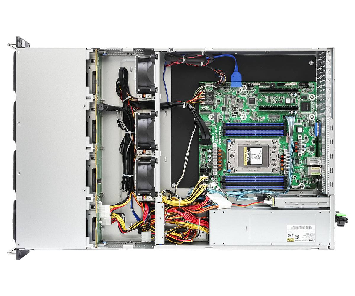 Offene Server-Gehäuse mit internen Komponenten, einschließlich Motherboard, CPU-Sockel, Kühlventilatoren, Stromversorgung und gebündelten Kabeln.