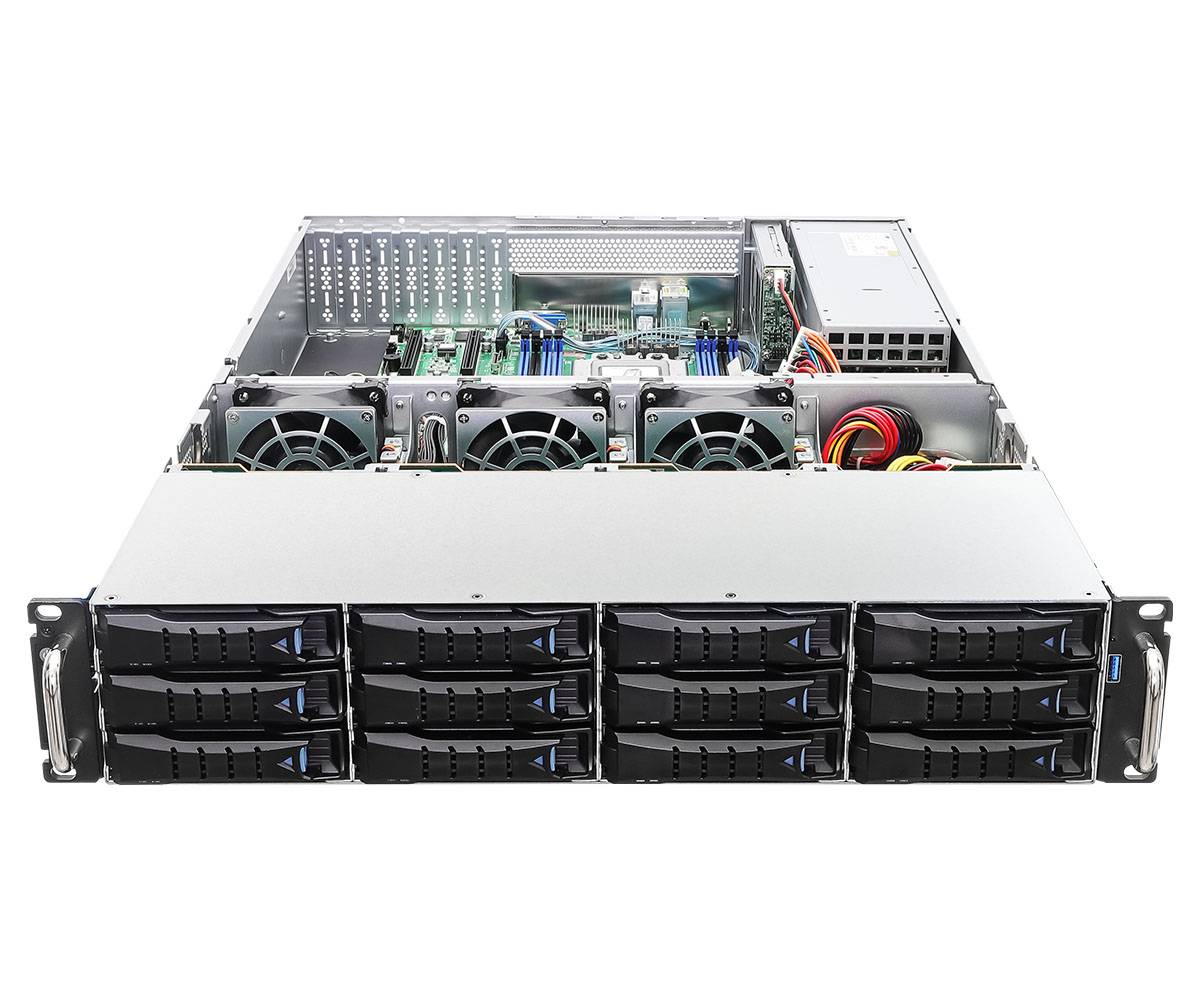 Vorderansicht eines Rackschrank-Serverchassis mit mehreren Hot-Swap-Festplattenschächten und internen Kühlventilatoren, geöffnet zur Darstellung der Komponenten.