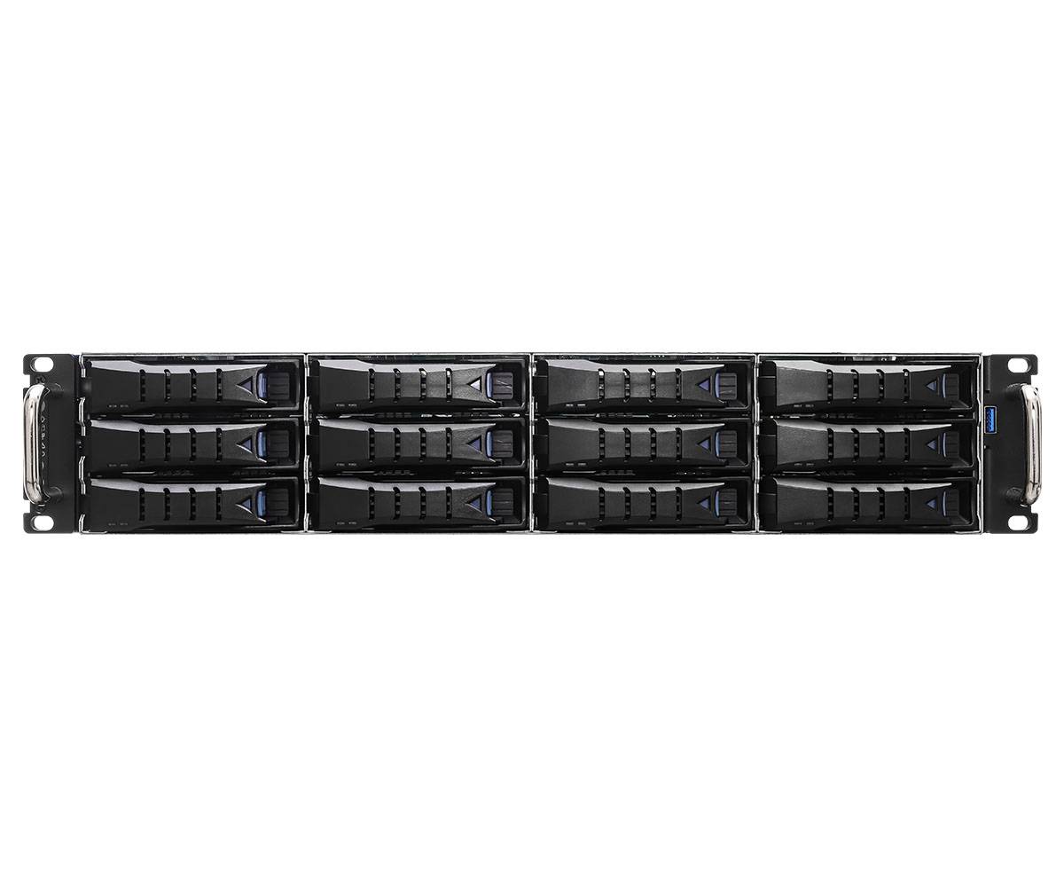 Frontansicht eines in ein Rack eingebauten Speicherservers mit zwölf Hot-Swap-Laufwerkschächten auf weißem Hintergrund.