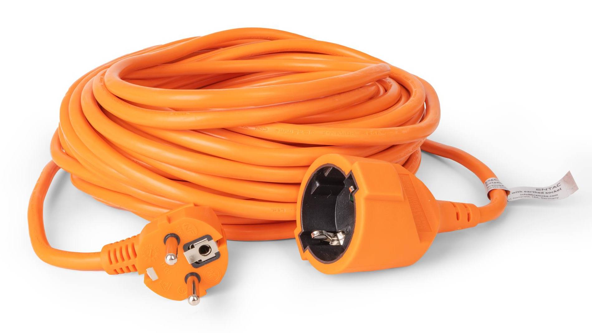 Orange Schwerst-Verlängerungskabel aufgerollt auf weißem Hintergrund mit sichtbarem geerdeten Stecker und Buchsenende.