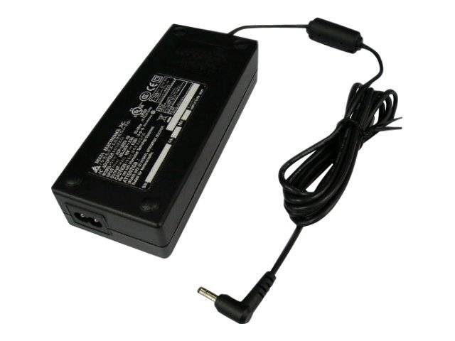 Schwarzes Laptop-Netzteil mit angeschlossenem Kabel und Winkelstecker auf weißem Hintergrund