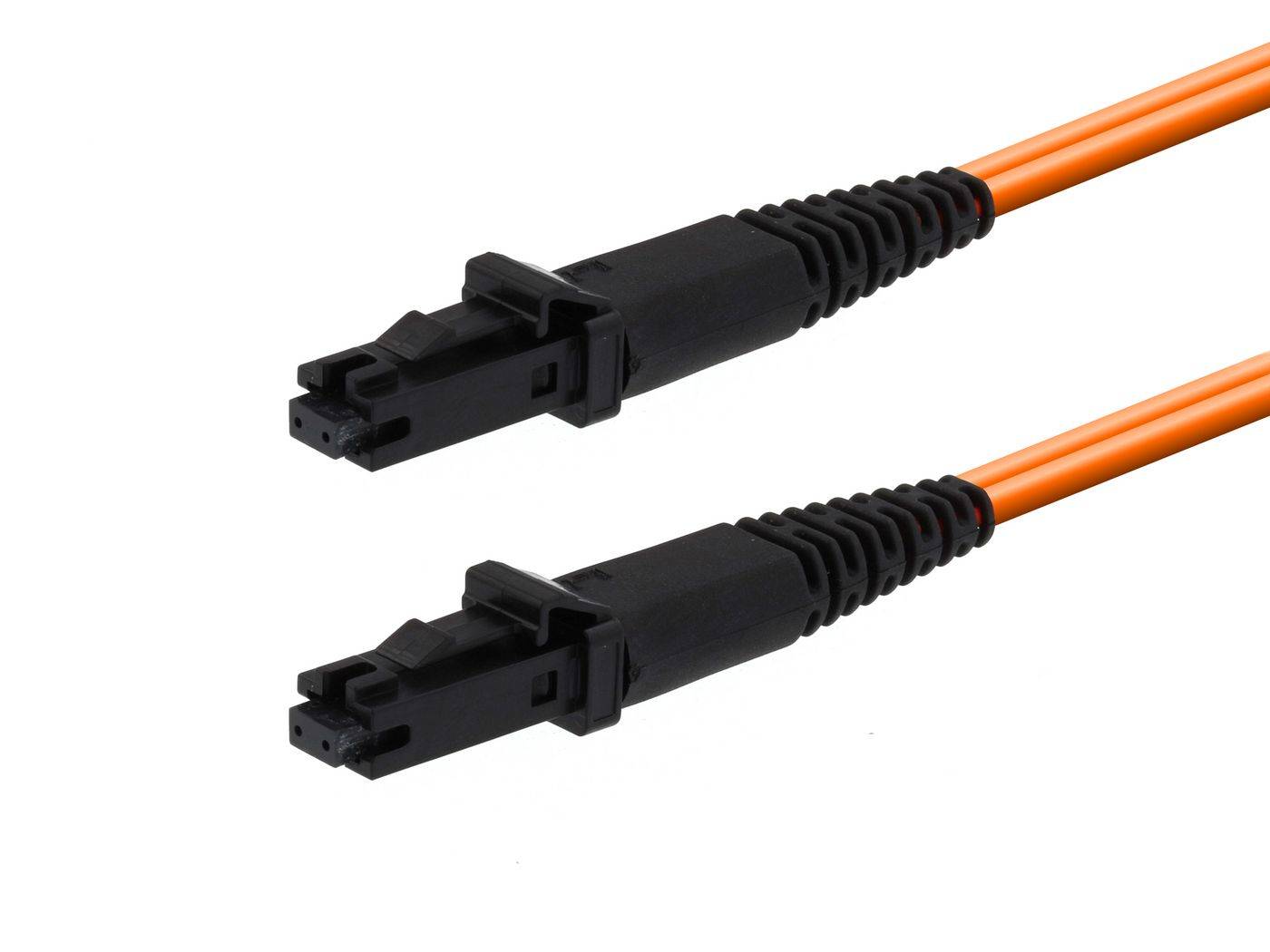 Zwei orangefarbene Lichtwellenleiterkabel mit schwarzen Steckverbindern auf weißem Hintergrund.
