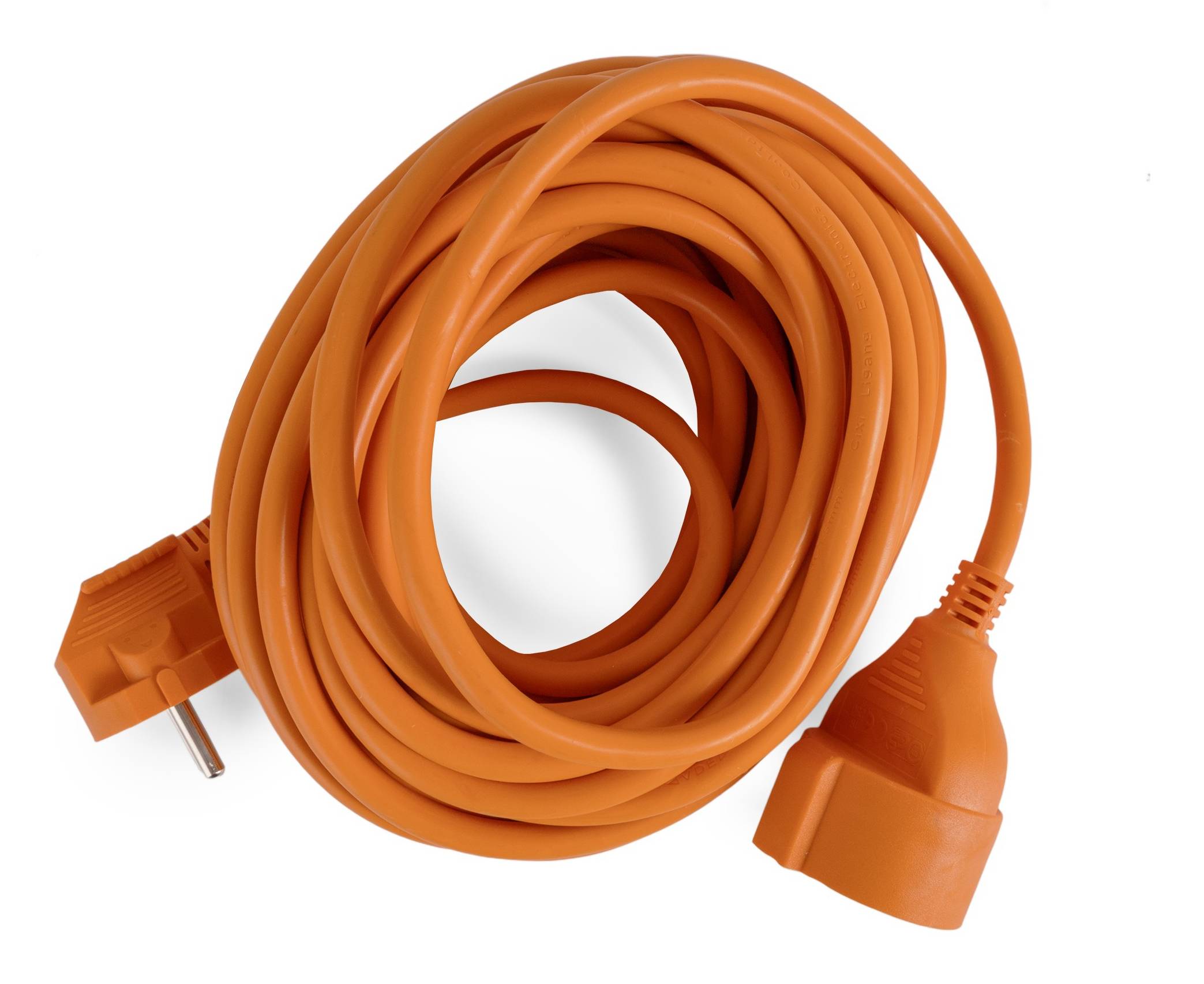 Oranges Stromverlängerungskabel aufgewickelt mit einem Stecker auf der einen Seite und einer Steckdose auf der anderen Seite, isoliert auf weißem Hintergrund