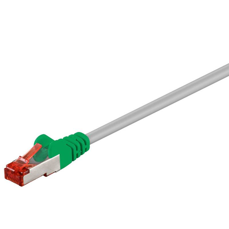 Ethernet-Netzwerkkabel mit transparentem RJ45-Stecker auf weißem Hintergrund.