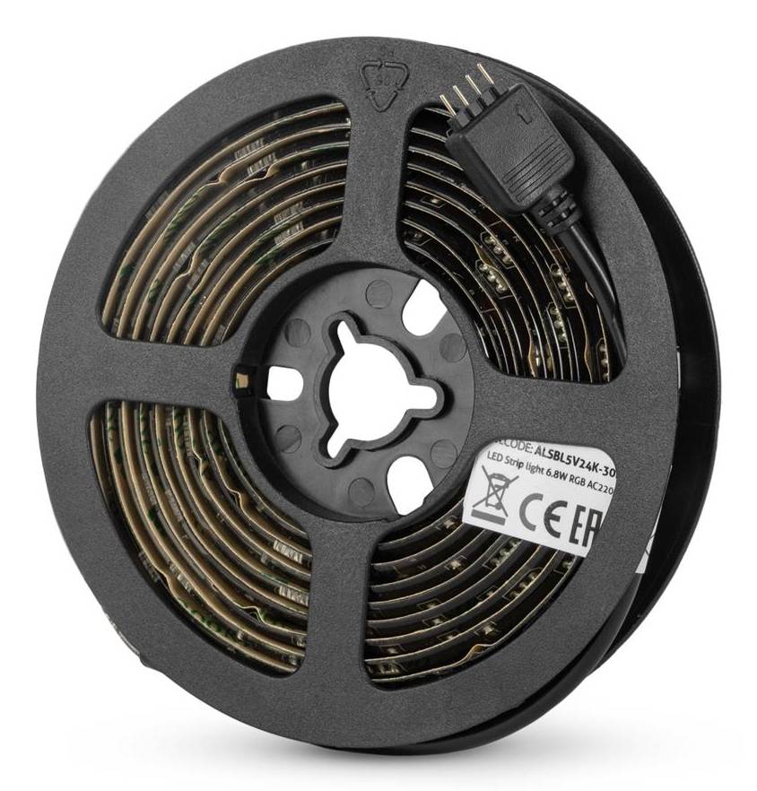 Rolle mit LED-Streifenlicht mit angeschlossenem Stromstecker auf weißem Hintergrund.