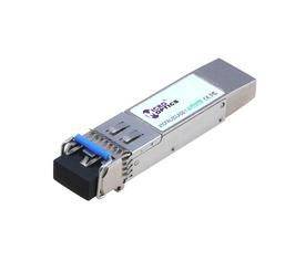 Silberfaseroptisches Transceiver-Modul mit schwarzem Stecker und blauem Riegel