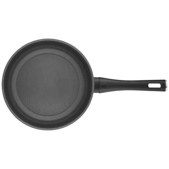 Schwarze antihaftbeschichtete Bratpfanne mit langem Griff, abgebildet auf weißem Hintergrund.