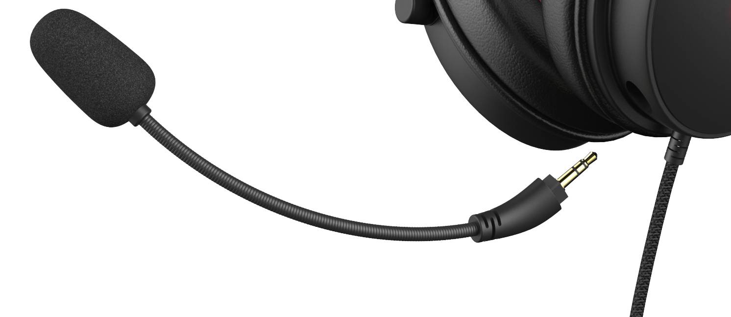 Nahaufnahme eines schwarzen Over-Ear-Kopfhörers mit flexiblem Boom-Mikrofon und 3,5-mm-Stecker auf weißem Hintergrund.