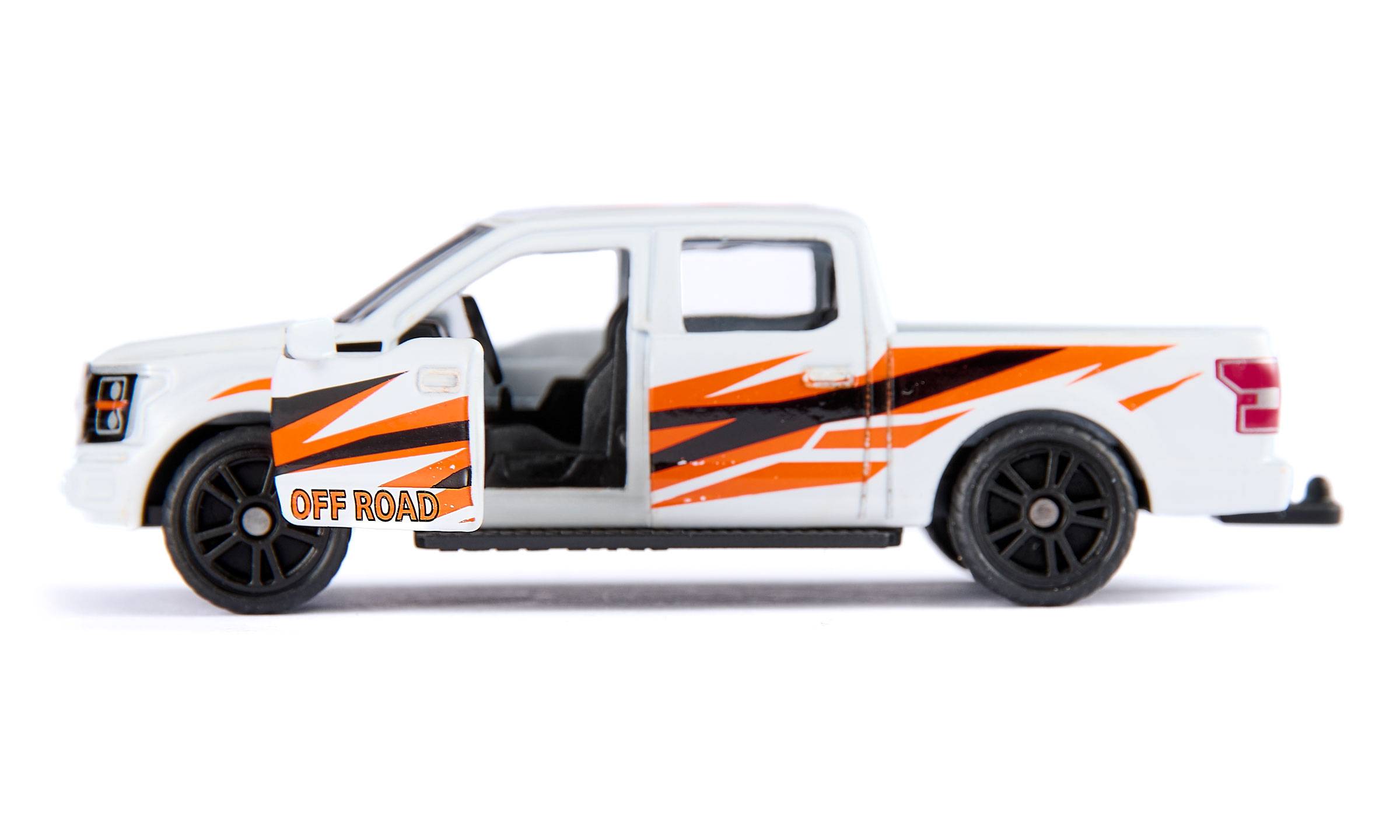 Weißes Geländewagen-Spielzeugauto mit orangefarbenen und schwarzen Rennstreifen, Seitenansicht auf weißem Hintergrund, Fahrertür offen.