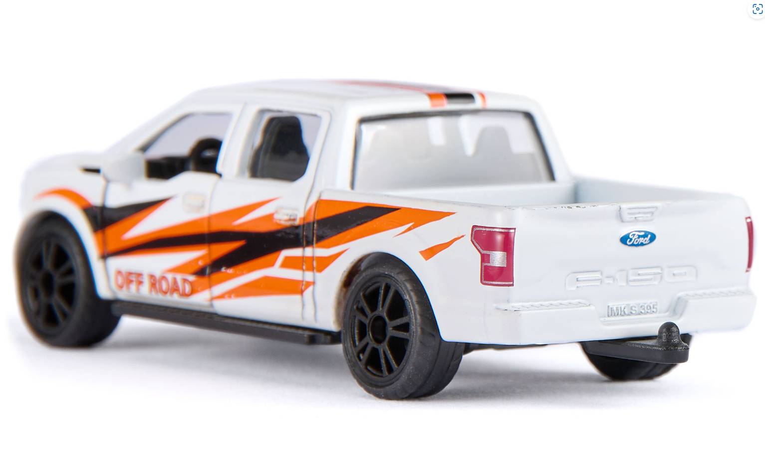 Weißer Spielzeug-Pickup mit orangefarbenen und schwarzen "OFF ROAD""-Rennaufklebern, dargestellt in Heckdreiviertelsicht vor weißem Hintergrund.