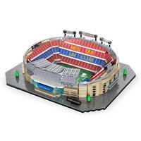 Miniaturmodell eines Stadions mit roten und blauen Sitzplätzen und „FC BARCELONA" auf den Rängen sichtbar.
