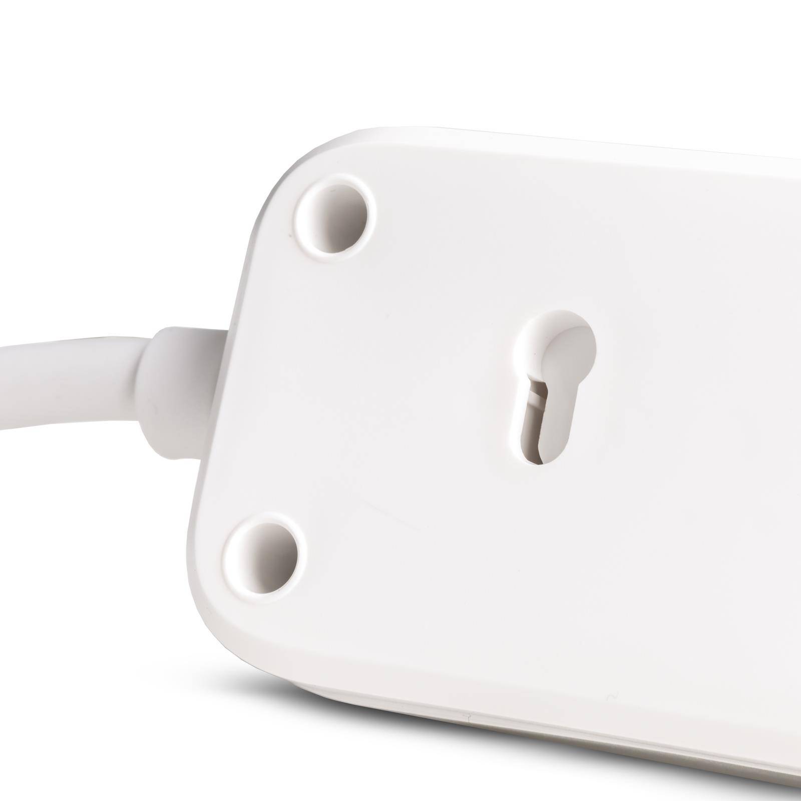 Nahaufnahme eines weißen elektrischen Geräts oder einer Steckdosenschutzvorrichtung mit einem schlüssellochförmigen Schlitz und angebrachtem Kabel auf einem einfachen Hintergrund.