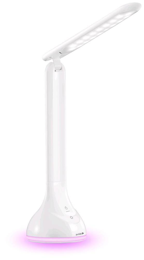 Weiße verstellbare Schreibtischlampe mit langem abgewinkeltem Lichtpaneel, das an der Basis rosa leuchtet, vor neutralem Hintergrund.