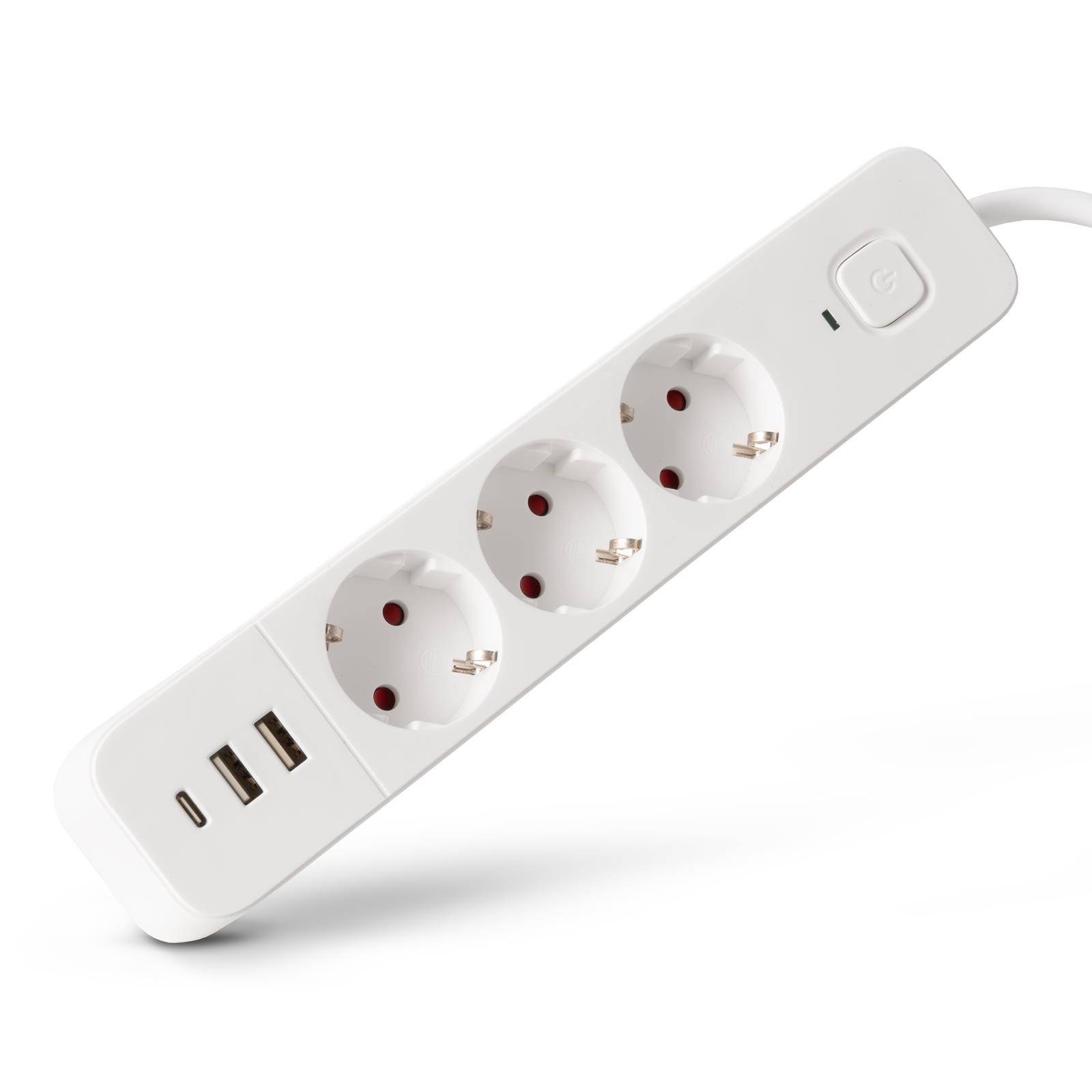 Weiße Steckdosenleiste mit drei europäischen Steckdosen, zwei USB-Anschlüssen, Stromkabel und Ein-/Ausschalter auf einfachem Hintergrund.