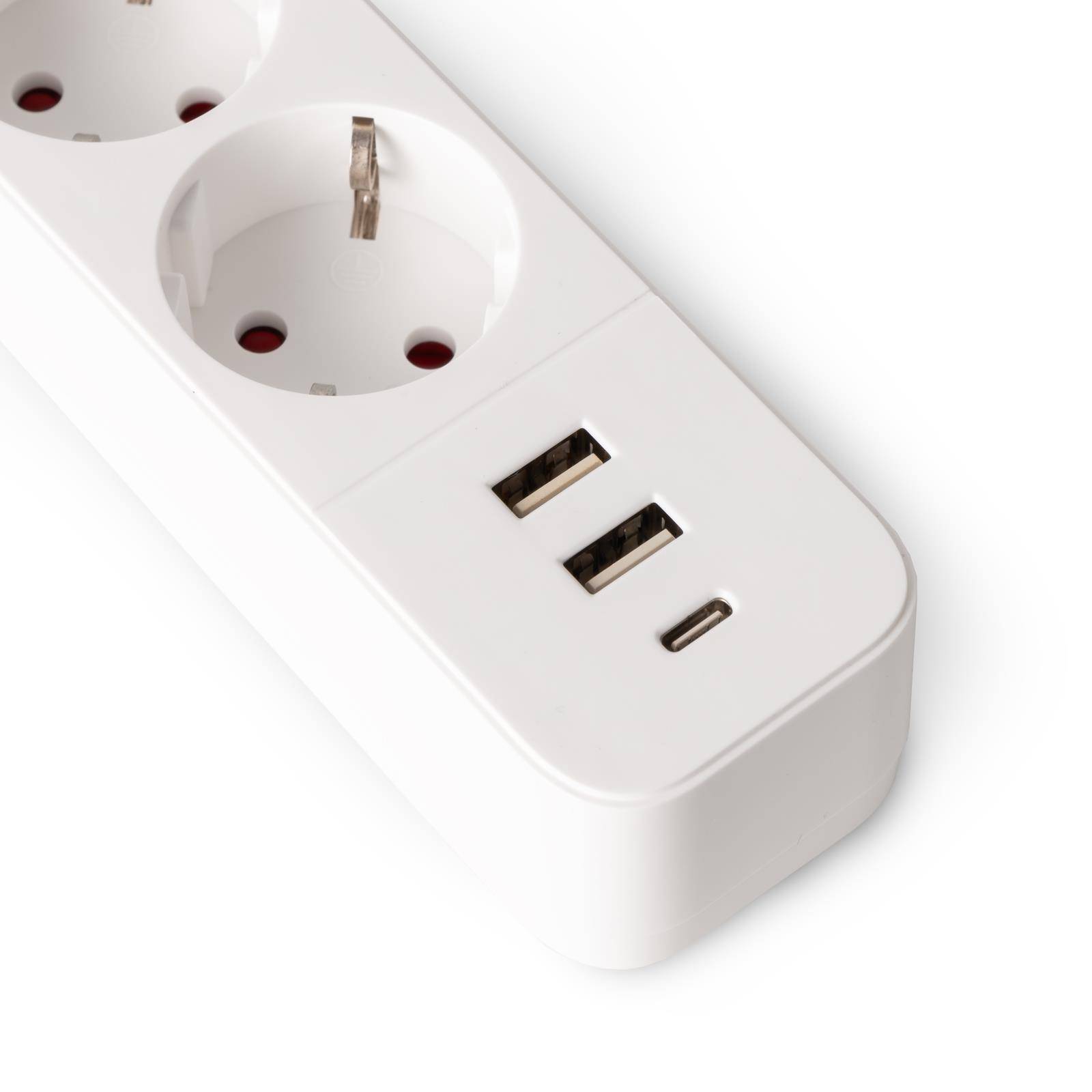 Weiße Steckdosenleiste mit europäischer Steckdose und zwei USB-Ladeanschlüssen, dargestellt auf schlicht weißem Hintergrund.