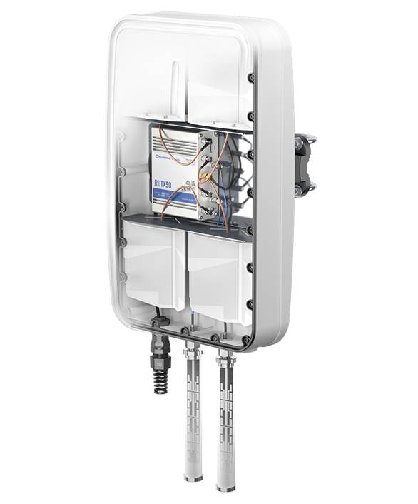 Wandmontiertes elektrisches Schaltgehäuse mit freiliegenden internen Komponenten, Verdrahtung und zwei vertikalen Sonden, die nach unten ragen.
