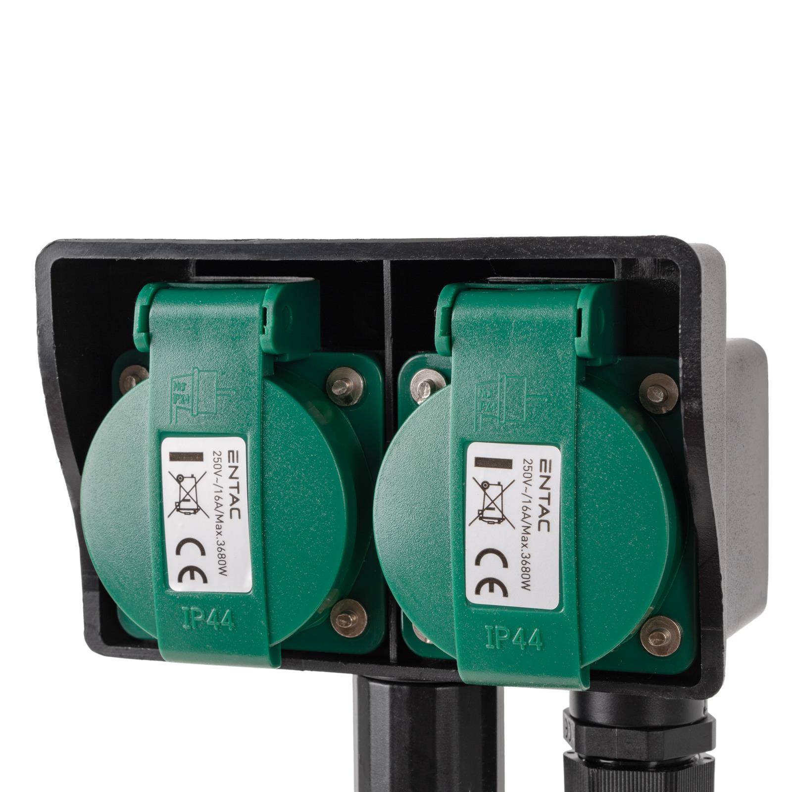 Doppelte grüne Steckdosen für industrielle Elektroinstallationen in einem schwarzen, wetterfesten Gehäuse, gekennzeichnet mit IP44, mit seitlichem Kabeleingang.
