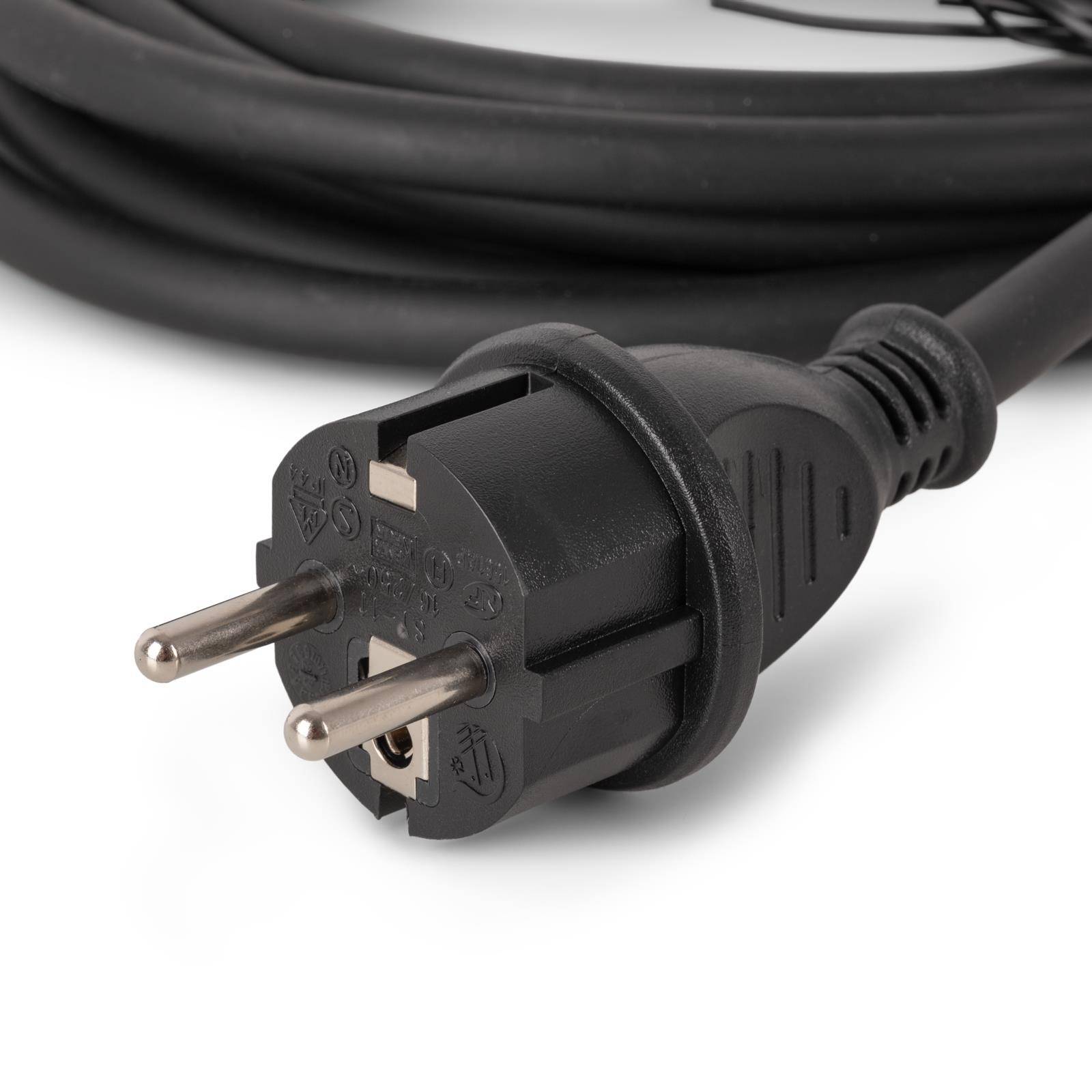 Nahaufnahme eines schwarzen europäischen zweipoligen Stromsteckers, der an einem aufgerollten Kabel auf weißem Hintergrund angebracht ist.