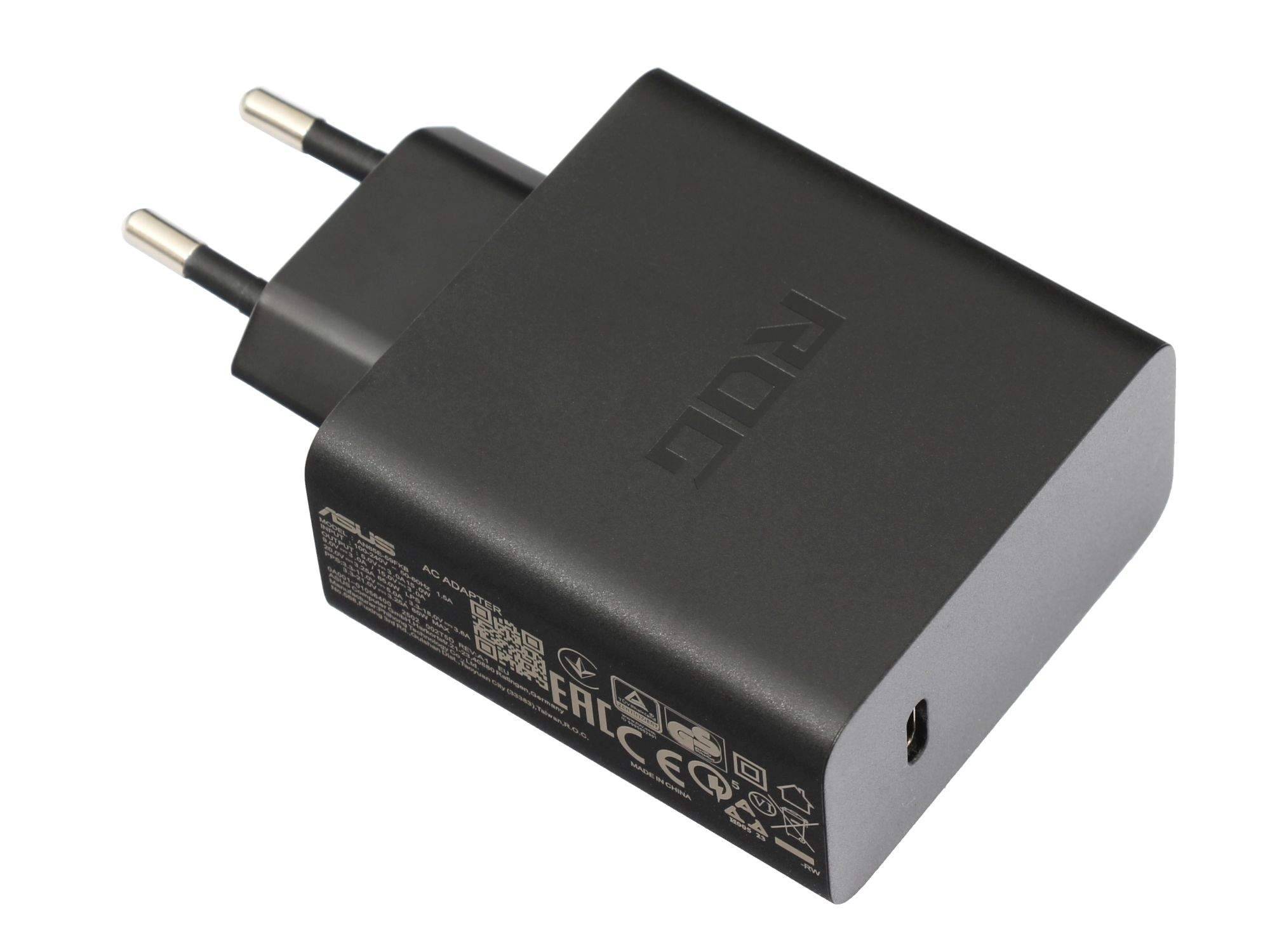 Schwarzes zweifach-Pin-Wandladegerät mit USB-C-Anschluss an der Seite, isoliert auf weißem Hintergrund dargestellt.