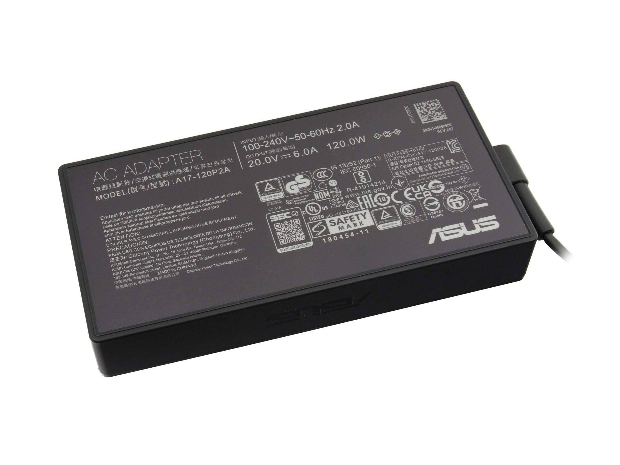 Schwarzes ASUS Netzteil mit angeschlossenem Kabel und aufgedruckten elektrischen Spezifikationen auf weißem Hintergrund.