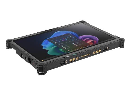 Robuster schwarzer Touchscreen-Computer in einem Schutzrahmen, in Winkelposition auf weißem Hintergrund gezeigt.