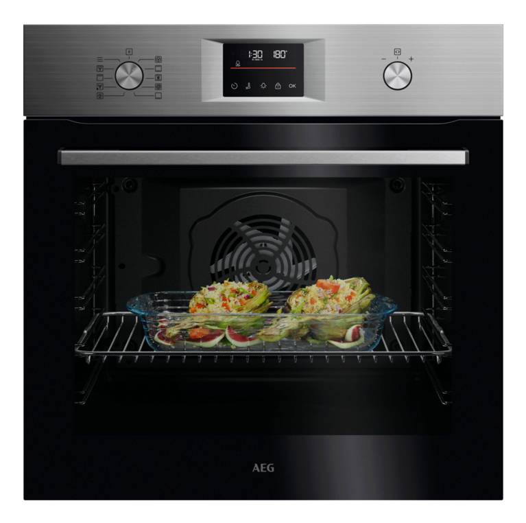 Edelstahlbackofen mit digitalem Display und Drehknöpfen, auf dem Rost ist eine Glaspfanne mit gefülltem Gemüse zu sehen.