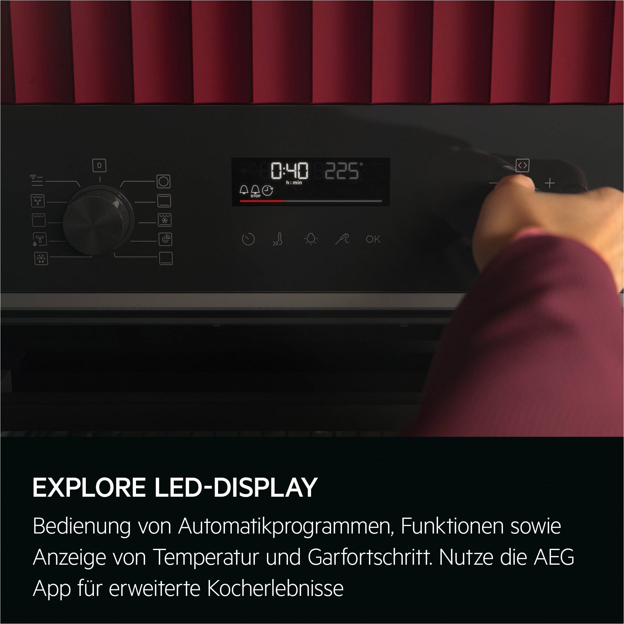 Person dreht einen Ofen-Drehknopf auf einem Bedienfeld mit LED-Display, das 0:40 und 225° anzeigt, mit deutschem Text, der das LED-Display und die AEG-App bewirbt.