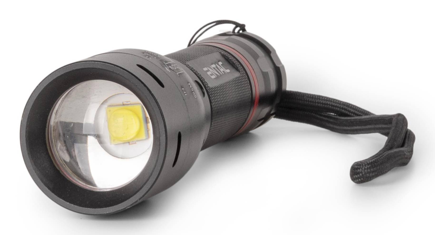 Schwarze tragbare Taschenlampe mit großem Linsenglas und Handgelenkschlaufe auf weißem Hintergrund.