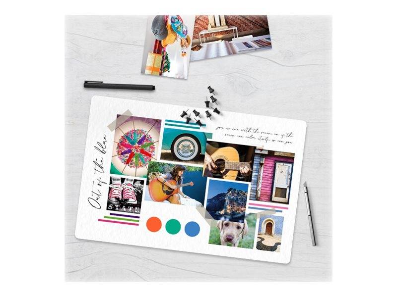 Eine Stimmungstafel auf einem Schreibtisch zeigt eine kreative Projektcollage mit Fotos, Skizzen, Farbmustern, Stiften und Reißzwecken.