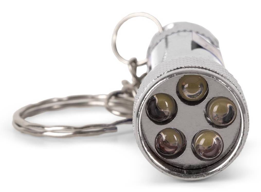 Nahaufnahme einer Metall-Schlüsselanhänger-Taschenlampe mit fünf LED-Lämpchen auf weißem Hintergrund.