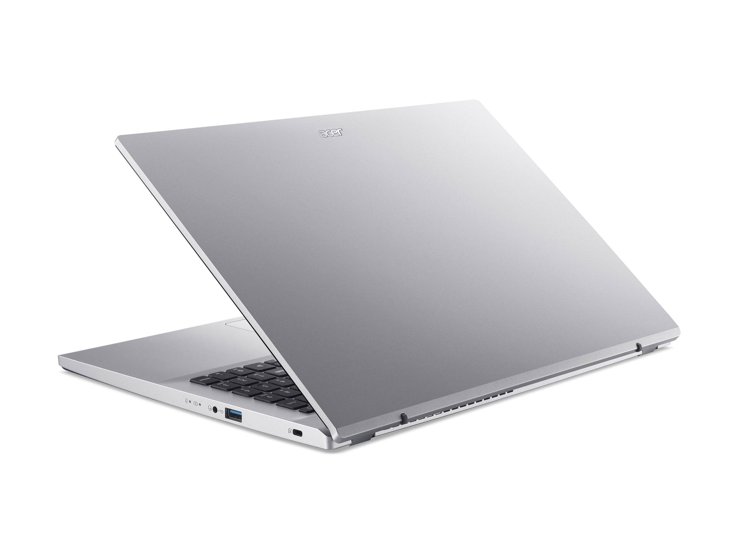 Silberner Laptop teilweise geöffnet, zeigt die Tastatur und die Seitenschnittstellen auf weißem Hintergrund.