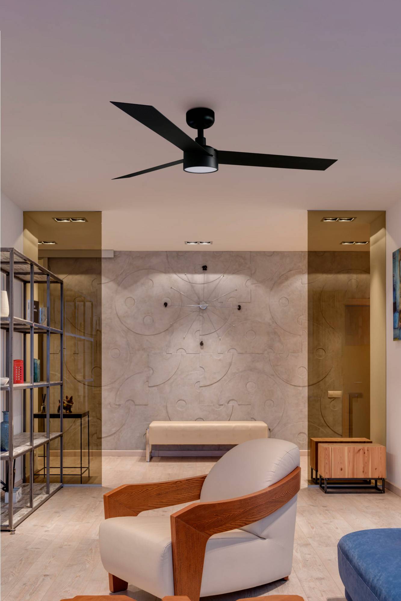 Modernes Wohnzimmer mit einem weiß-holzernen Loungesessel, Bank, Regalen und schwarzem Deckenventilator, ausgestattet mit einer Marmor-Akzentwand und warmer Einbauleuchten.