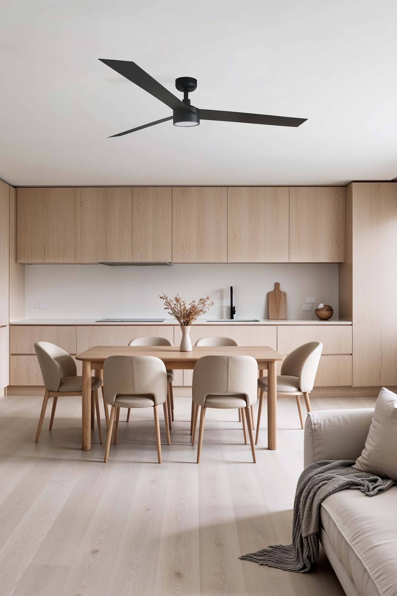 Minimalistisches modernes Esszimmer mit hellem Holzschrank, einem Holztisch und sechs Stühlen sowie einem schwarzen Deckenventilator darüber.