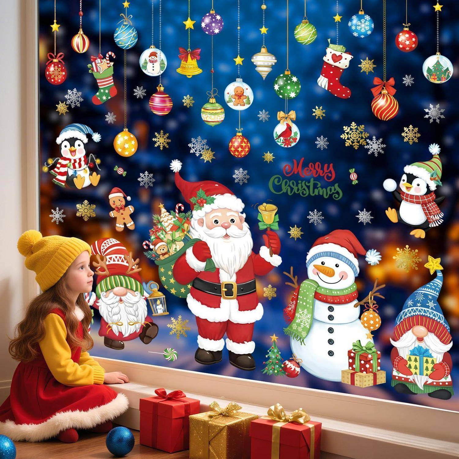 Junges Mädchen in gelbem Hut und rotem Rock sitzt am Fenster und beobachtet eine festliche Weihnachtsdekoration mit dem Weihnachtsmann, einem Schneemann, einem Pinguin, Schneeflocken, Christbaumkugeln und dem Text „Frohe Weihnachten".