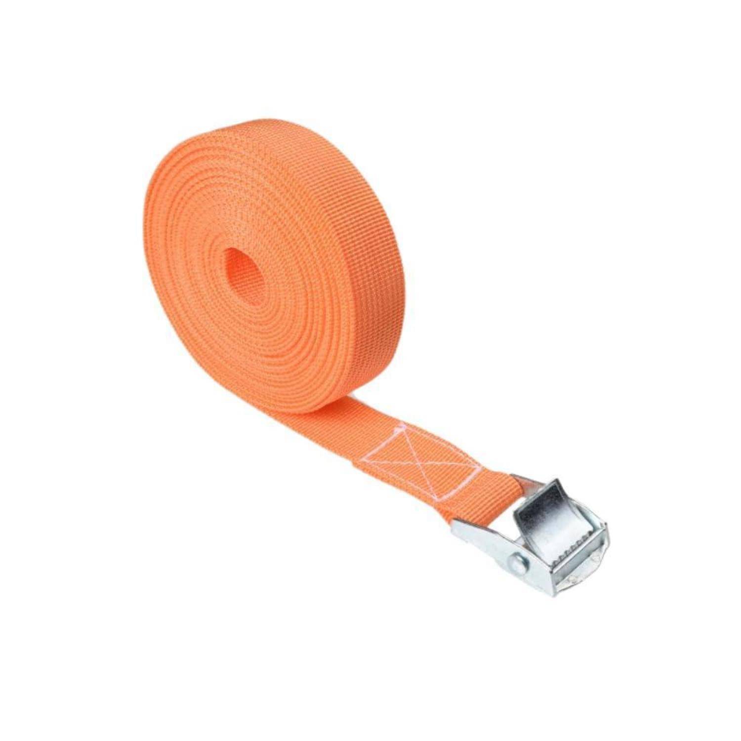 Orange-Ratschengurt-Rolle mit Metallschnalle auf weißem Hintergrund.