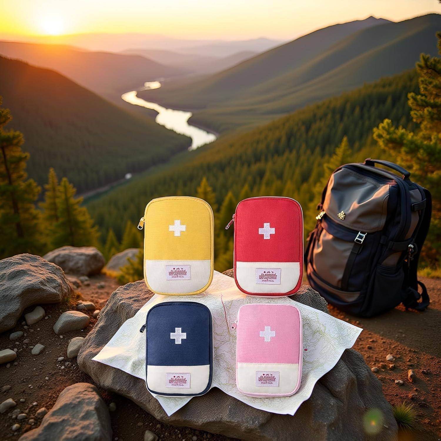 Vier bunte Erste-Hilfe-Kästen und ein Rucksack, die auf einem Felsen bei Sonnenuntergang angezeigt werden und ein sich windendes Flusstal und Berge überblicken.