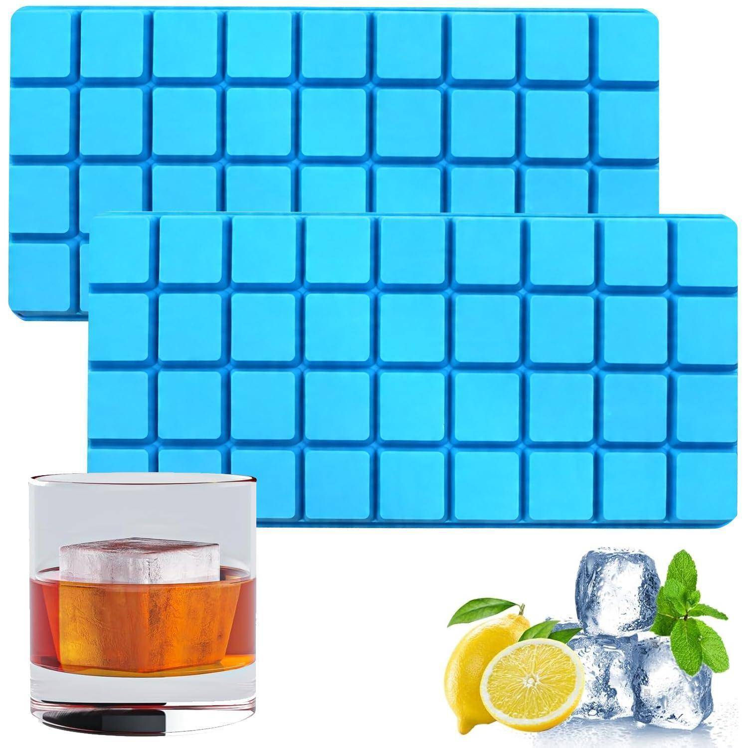Blaue Silikon-Eiswürfelformen über einem Whiskyglas, mit Zitrone, Minze und Eiswürfeln darunter, was auf Kühlung und Getränkezubereitung hindeutet.