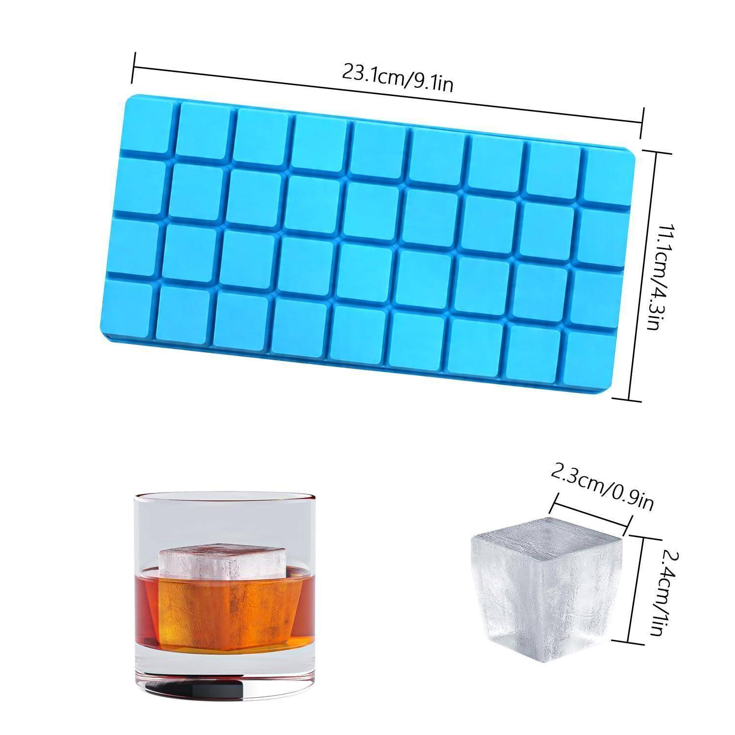 Blaues Silikoneiswürfelbrett mit 30 Fächern, Abmessungen 23,1 x 11,1 cm, zuzüglich eines Muster-Eiswürfels und eines Getränks, das die Würfelgröße von 2,3 x 2,4 cm zeigt.