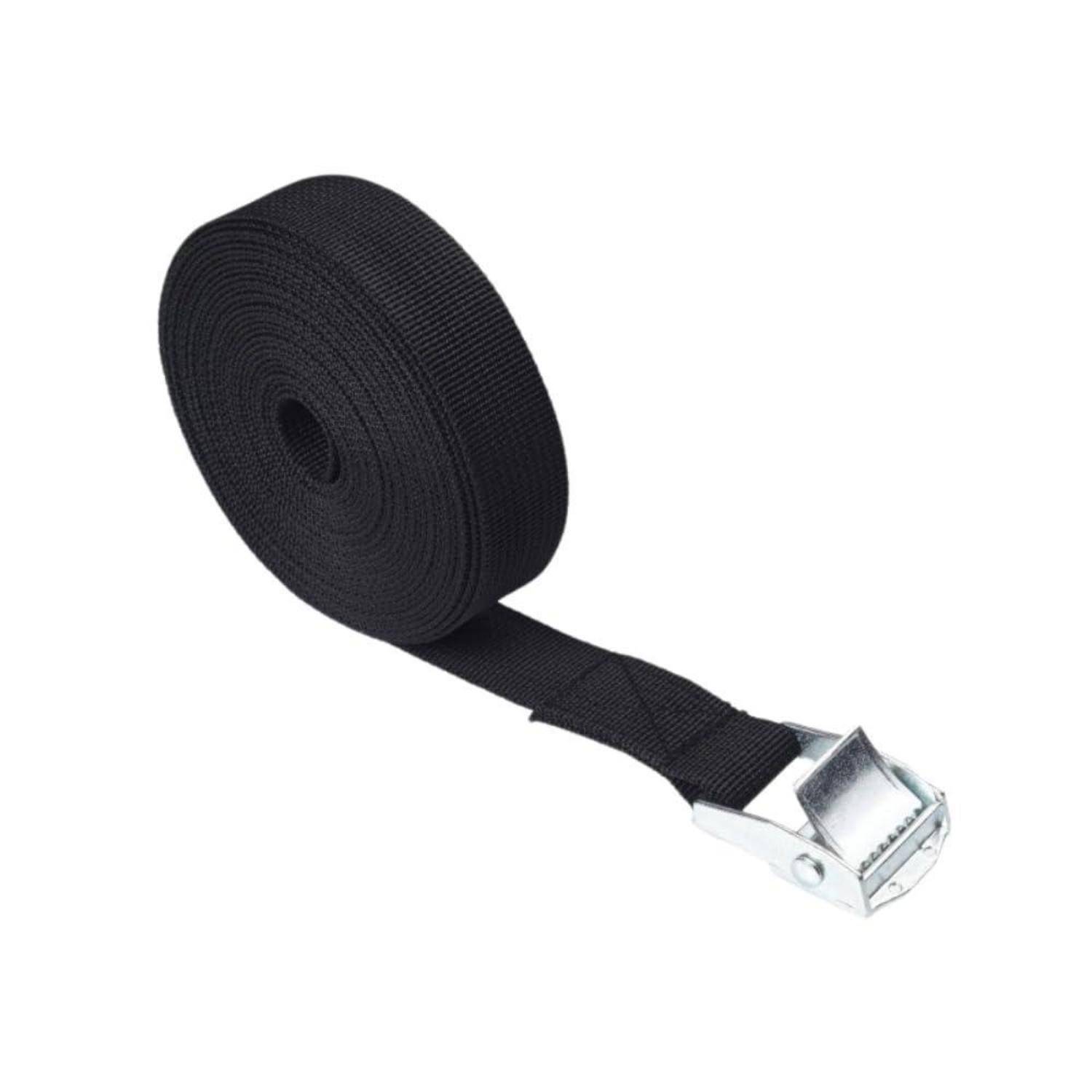 Schwarzer Nylon-Spanngurt aufgerollt auf einer Spule, mit einer silbernen Metallschnalle und losem Gurtende auf weißem Hintergrund.