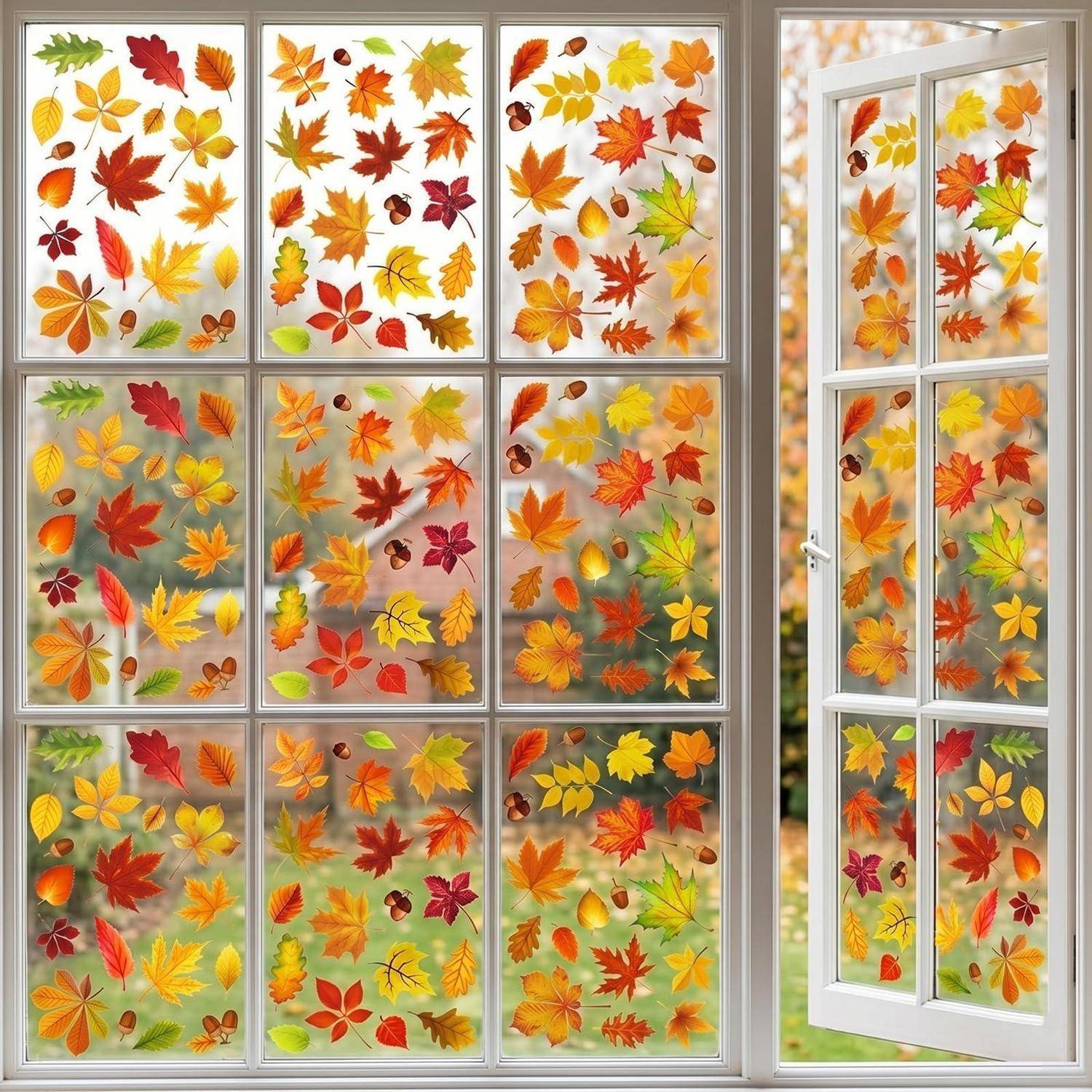 Fenster mit neun Scheiben und einem seitlichen Flügelfenster, dekoriert mit farbenfrohen Herbstblättern, was auf eine Herbstfenster-Aufkleber-Anzeige hindeutet.