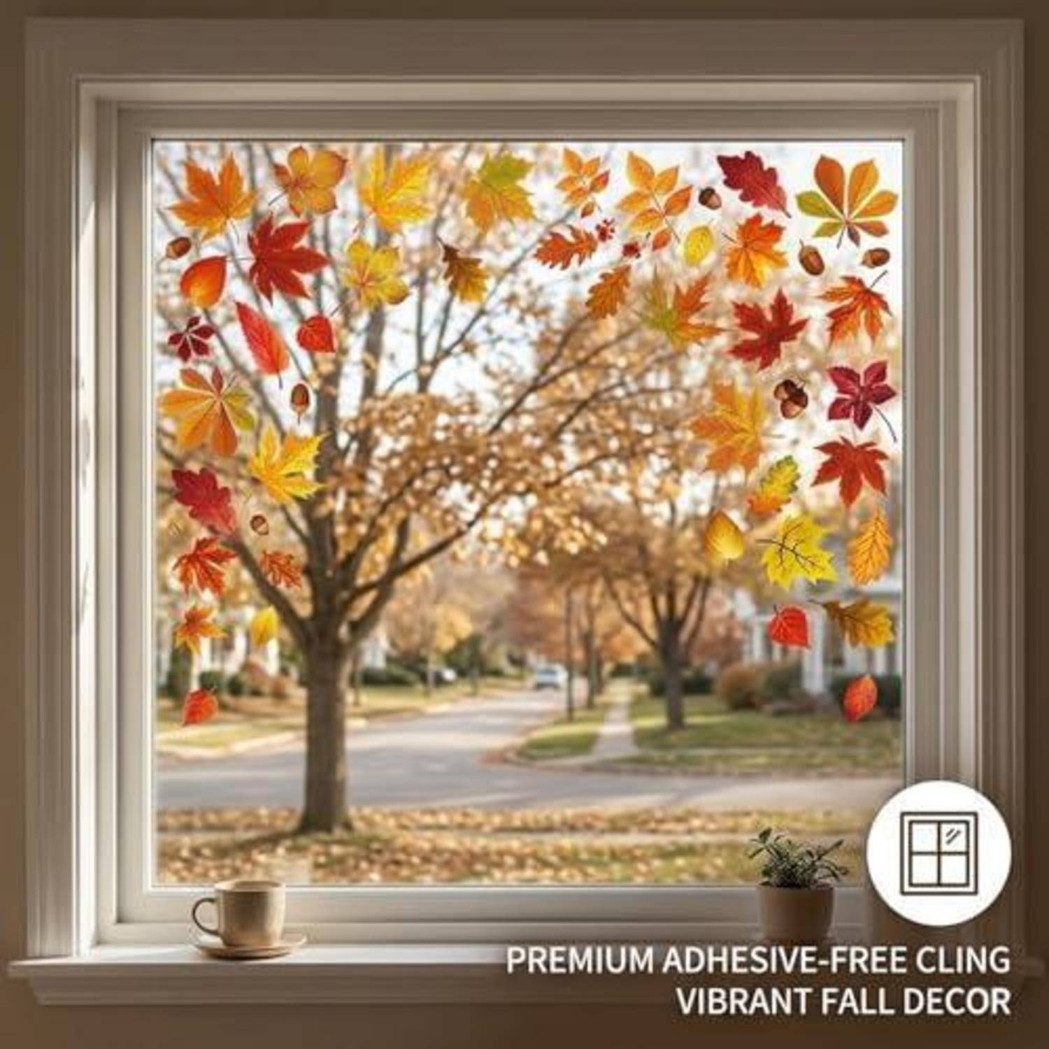 Fenster mit bunten Herbstblätter-Haftfolien-Dekoration, die eine Straßenansicht aus einem Vorort rahmen, mit einer Tasse auf der Fensterbank und Text „PREMIUM HAFTUNGSFREIE HAFTFOLIE LEBENDIGE HERBSTDEKORATION".