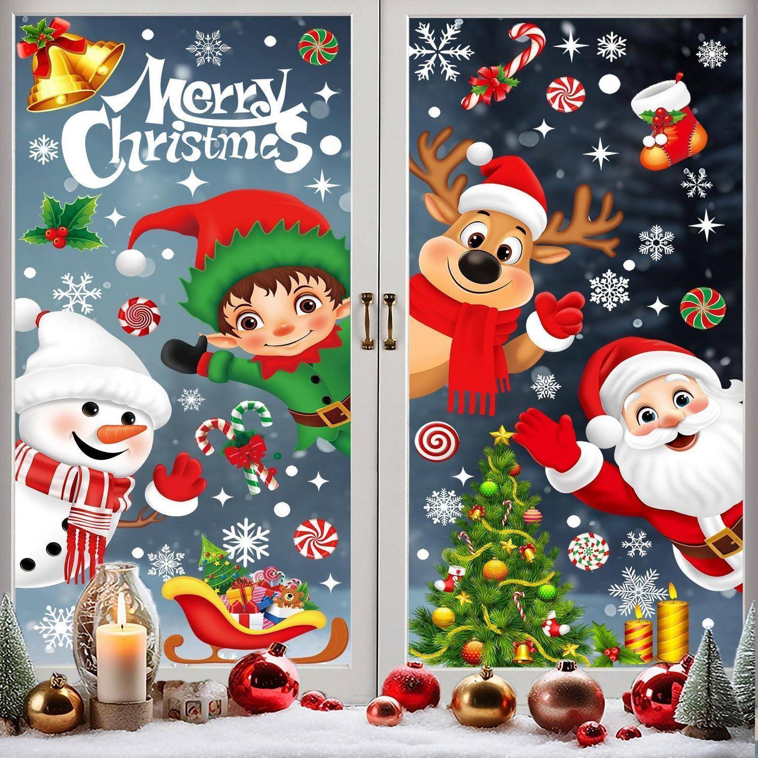 Festliche Weihnachtsfensterszene mit einem Schneemann, einem Wichtel, dem Weihnachtsmann, einem Rentier, einem geschmückten Baum, Glocken, Geschenken, Verzierungen und dem Text „Frohe Weihnachten