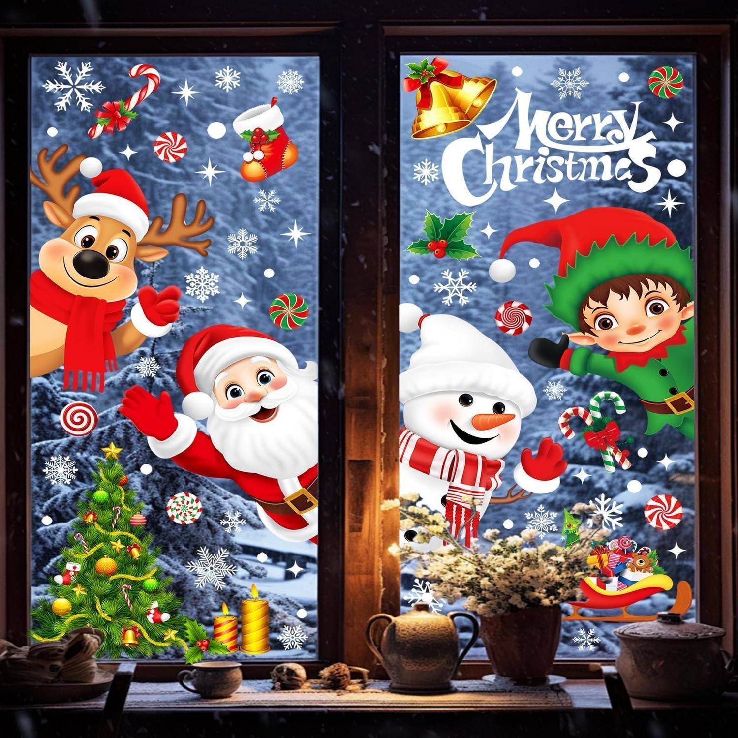Zwei Weihnachtsfensterszenen: Links zeigt ein Rentier und der Weihnachtsmann mit einem geschmückten Baum; rechts zeigt „Frohe Weihnachten
