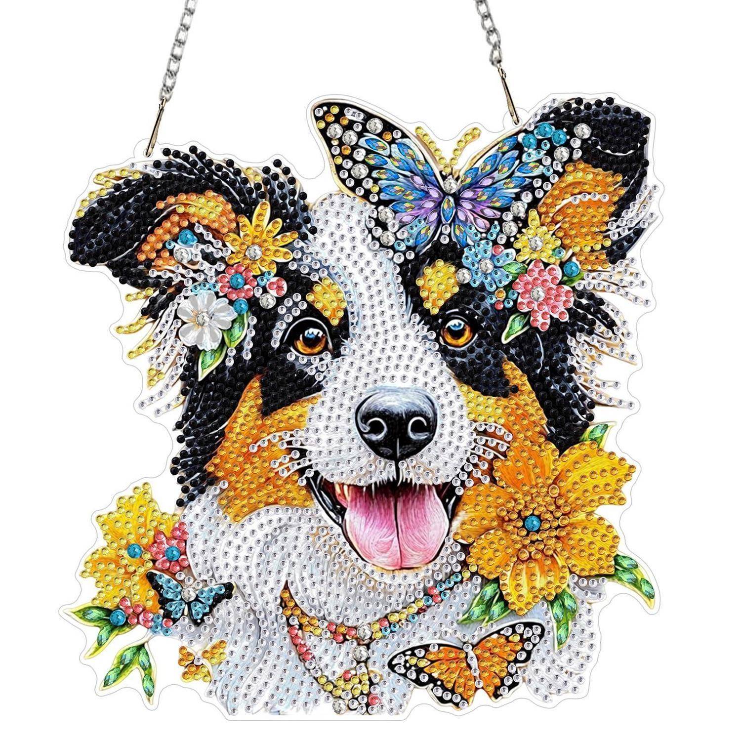 Bunte Strass-Hundewanddekoration mit schwarzweißem Gesicht, Blumen und Schmetterlingen an Ketten.