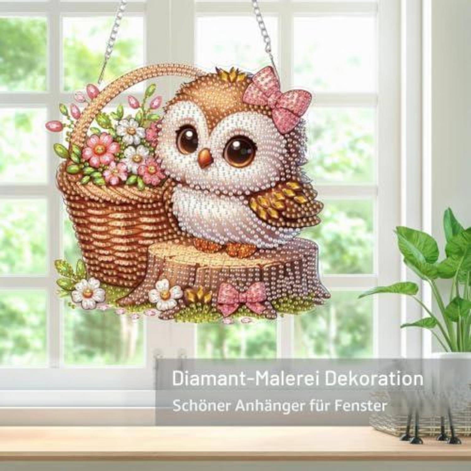 Dekorative eulenförmige Diamantmalerei-Fensteraufhängung mit blumengefülltem Korb und deutschem Text „Diamant-Malerei Dekoration